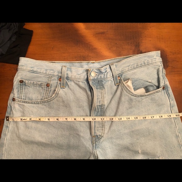 High wasted Levi’s mid thigh short - Picture 5 of 6
